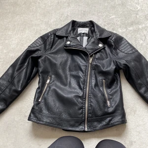 Skinnjacka  - Det är en svart skinnjacka som är från Kappahl super bra för höst vår 