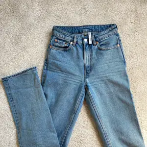 Raka höga jeans från weekday stlk 24/32