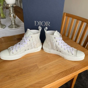Dior B23 skor - Dior b23 skor köpta för 4 månader sen använda cirka 10 gånger och är i bra skick. Köpta för 9600 kr säljes för 6500 kr. Storlek 43,5 (Priset kan diskuteras) Skriv för mer information.