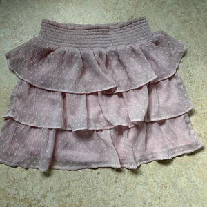 Lindex kjol  - En super snygg rosa kjol från Lindex. Den är ungefär 2 år gammal så den finns inte kvar i butik eller online. Den är i super bra skick. Man kan också använda som en topp. Storleken är 152/164 men är som storlek S 
