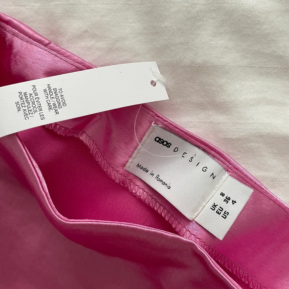 Super söt rosa satin kjol från Asos i strl 36.💕 Aldrig använd och i ett helt nytt och fint skick. Säljer pga för liten. 150kr+frakt. Kjolar.