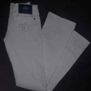 Victoria Beckham jeans.  - Fina vita lågmidjade bootcut jeans ifrån Victoria Beckham. Jeansen är i bra skick och har inga defekter. Säljer pågrundav att jag inte använder dom. 