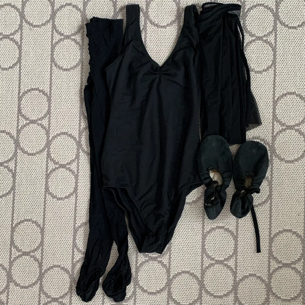 Ett helt kit med balettkläder som består av: tights, kjol, dräkt och skor. Allt i storlek M, skorna i storlek 40.. Övrigt.
