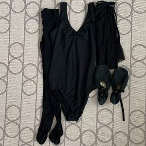 Ett helt kit med balettkläder som består av: tights, kjol, dräkt och skor. Allt i storlek M, skorna i storlek 40.