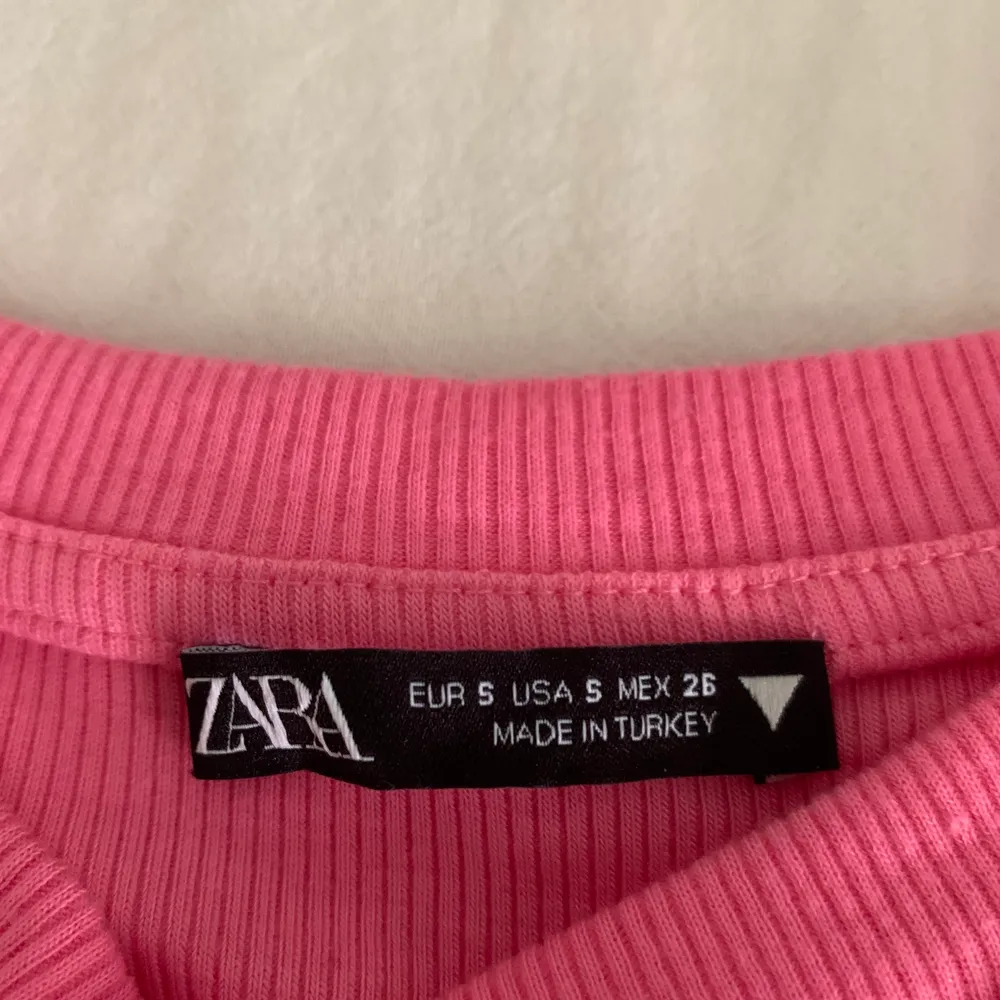 I stl S från zara i ”neon rosa” eller väldigt stark rosa köpt för 150 och använd 1 gång Max 2 . Frakt inräknad i priset . T-shirts.