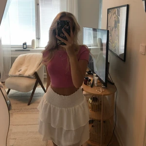 Kjol från Chelsea  - Kjol från Chelsea oanvänd med prislappen kvar . Skriv vid eventuella frågor !Köparen står för frakten 🥰