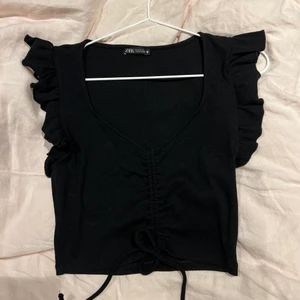 Svart zaratopp - Svart topp från Zara som aldrig är använd. Kan både posta och mötas upp och kan även skicka fler bilder om det önskas!💖