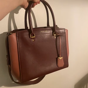 Michael kors väska  - En till av mina Michael kors väskor som inte kommit till så mycket användning. Den är äkta och finns även kvitto och äkthetsbevis som man får med. Nypris var 2169kr, mitt pris är 1000 kr plus frakt eller mötas upp inom Stockholm💗