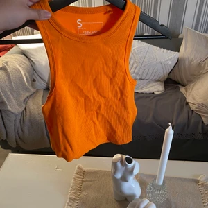 Linne - Ett snyggt orange linne i strl S, helt ny! Aldrig använd!  Frakt - 45kr 