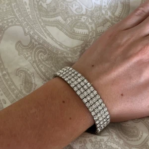 Silver armband - Ett silver armband från ur&penn som nästan aldrig är använt💞Det är töjbart och passar alla💗 Orginalpris: 59kr, säljs för 45kr då den är som ny😊