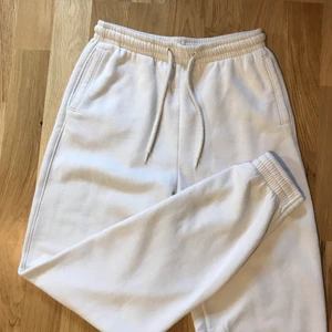 Mjukisbyxor - Mjukisbyxor i storlek XS från Hm. Lite korta på mig som är 170 cm lång😊 använda ett fåtal gånger