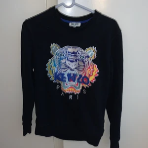 Kenzo tröja  - Den är i bra skick som dennhör när jag köpte den!! Det är en kopia men de ser ut som en äkta. Jättefin tröja med härliga färger😍 fungerar för både tjejer och killar att ha på sig. Sitter som storlek Xs-S