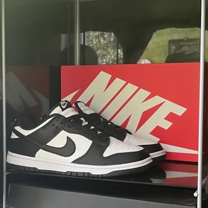 Nike dunk low panda  - 🐼 Nike dunk low panda 🐼 Storlek 42 ⚡️Mycket populär sko som är enkel att matcha⚡️ 🔥Box finns 🔥💜Mycket bra skick💜 ✅ Skickar gärna fler bilder/ svarar på frågor ✅ 📦Kan mötas upp i Stockholm eller frakta 📦 💥Pris kan diskuteras vid snabb affär 💥