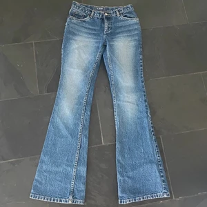 Lågmidjade jeans  - Aldrig använts, då de va för små för mig. Men super fina bootcut jeans.   Köp direkt för 650 kr+ frakt 💕