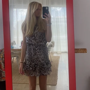 Zebra klänning zara - Såååå fin zebra klänning från zara som dessutom är slutsåld❤️ säljer pga används inte så ofta men säljer ändast om jag får bra bud😊 köp direkt för 300kr! Klänningen är även så fin som kjol