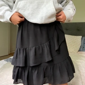 Volangkjol - Svart volangkjol i mycket bra skicka! Kommer inte till användning men har jättebra passform.