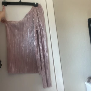 Tröja  - Rosa glönsande one shoulder tröja