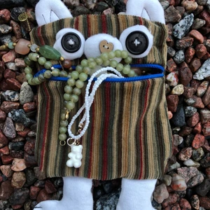 ”Alkazar” pouch/plånbok - -HANDSYTT AV MIG-         Detta lilla monster kan svälja lite allt möjligt. Han är sydd som en plånbok utan gamla byxor och dragkedja där ingen ny produktion skett med måtten på kroppen: L:12,5cm  B:11cm