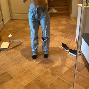 Gina tricot jeans - 90s raka ljusblå gina tricotjeans. midwaist i stl 28. Bra skick