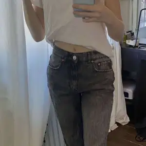 Trendiga Mörkgrå jeans från Gina
