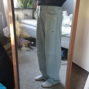 Baggy byxor  - Ett par baggy sweet sktbs byxor liknas big boys, gick hål på knäna som ja lagat