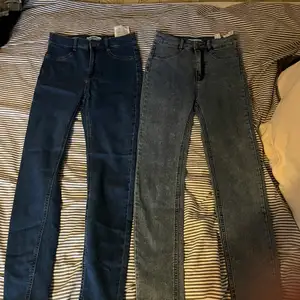 Två par jeans från pull and bear. Aldrig använda. Storlek 36, men små i storleken. Ett par i en mörkblå färg och de andra i väldig ljusblå. Köp båda för 90kr, ett par för 45kr.