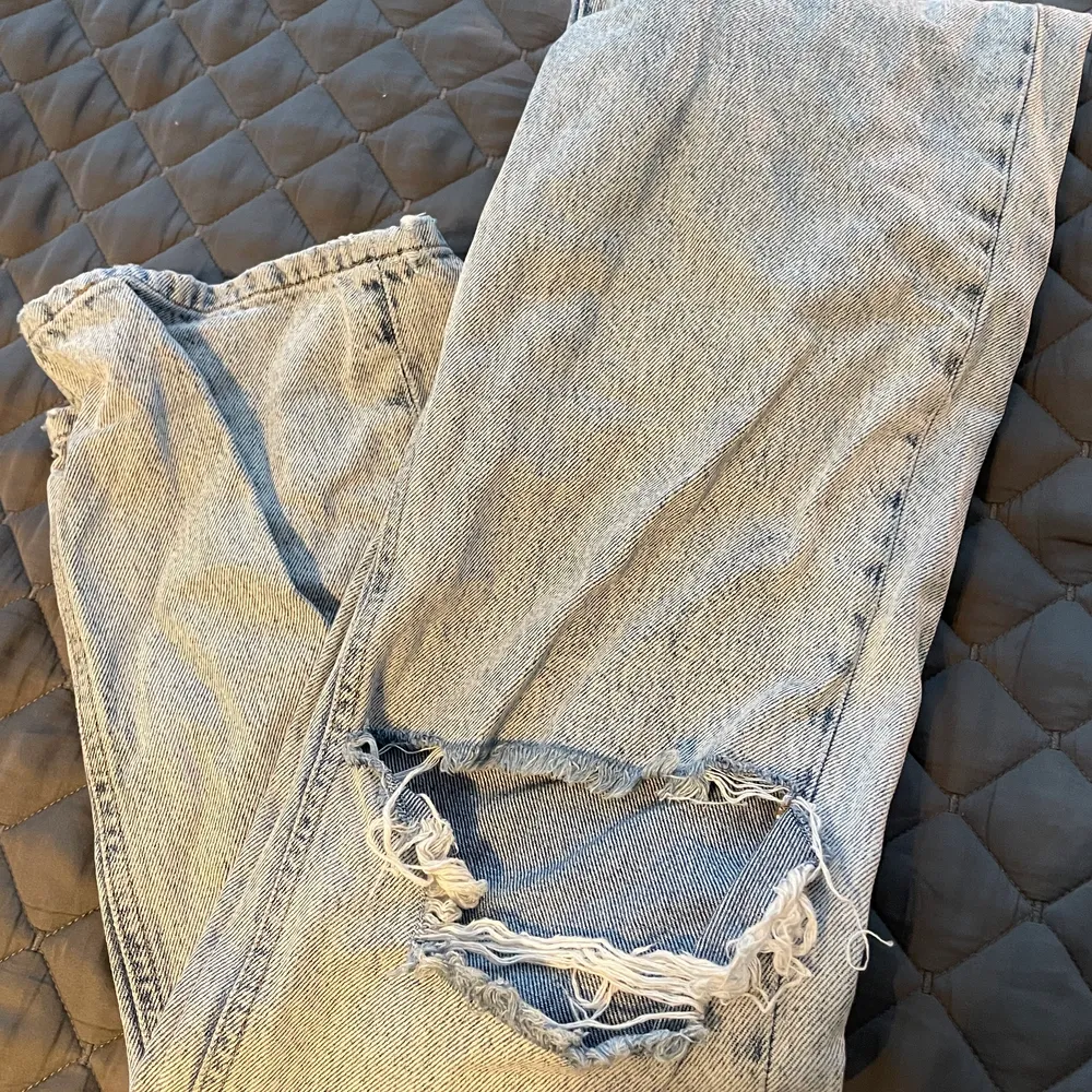 Säljer nu mina favoritjeans som blivit för små! Inga skador och endast använda under ett år!. Jeans & Byxor.