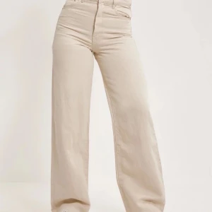 Beige jeans - Säljer ett par beige jeans i storlek 36 från gina, jättebra skick och sitter jättefint