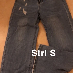 Jeans  - Ett par mörkblåa jeans. Sitter fint på. Aldrig använd.