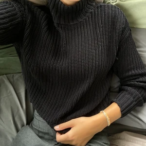 Stickad tröja - Superfin stickad svart tröja från hm. Jättemysig nu till hösten!! Storlek s🍁💞