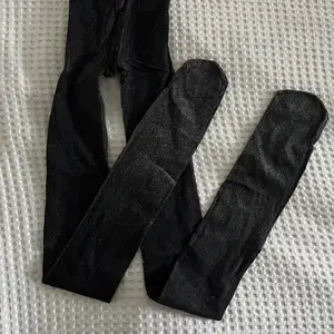 Säljer dessa svarta och glittriga strumpbyxor som aldrig är använda.   Skriv gärna för fler bilder!🌸