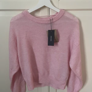 Rosa stickad tröja - Rosa stickad tröja ifrån vero moda, aldrig använd och har prislappen kvar! Storlek M, köpt för 229 och säljer för 150kr