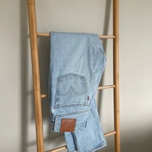 501 Levis  - Ett par tidlösa 501 i en ljusare wash. Perfekt både till hösten och våren. Kan stylas med allt och sitter som en smäck🥰 Nypris 1200kr.