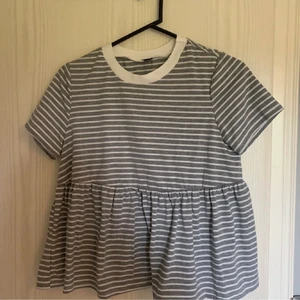 Grå och Vit topp - En gullig vitrandig topp. Aldrig använd💕