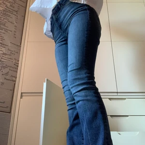 Bootcut jeans från Frame - Stretchiga bootcut jeans från Frame, köpta i New York. De sitter jättebra och känns som nya. De köptes för lite på 2000 kr, så ta väl hand om dem🙈