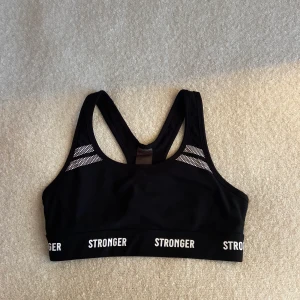 Träningstopp  - En träningstopp från Stronger, ett skönt material och sitter verkligen på plats!!💕 Köparen står för frakt!