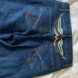 säljer dessa jeans som är så himla snygga, köpte secondhand så vet inte vilket märke tyvärr💕 dom sitter bootcut och lågmidjat❤️ 