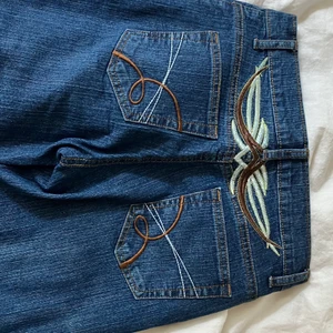 jeans - säljer dessa jeans som är så himla snygga, köpte secondhand så vet inte vilket märke tyvärr💕 dom sitter bootcut och lågmidjat❤️ 