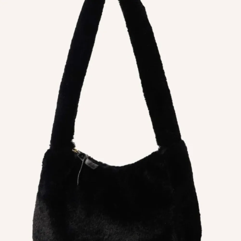 Trendig fluffy väska i färgan svart, jätte fint och gullig väska. Helt nytt och oanvänd!. Väskor.