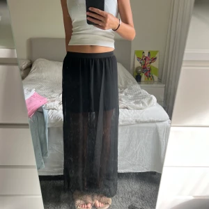 Kjol - Kjol från H&M.  I strl 34. Sparsamt använda. Nypris: 249kr Mitt pris: 80kr Vid en snabb affär kan priset diskuteras 💸 Kan mötas i Tyresö eller skickas. Frakt kan tillkomma!