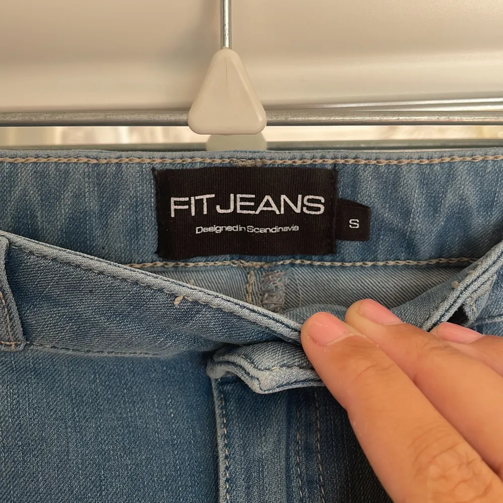 Helt oanvända fitjeans! Storlek S, nypris över 900kr . Jeans & Byxor.