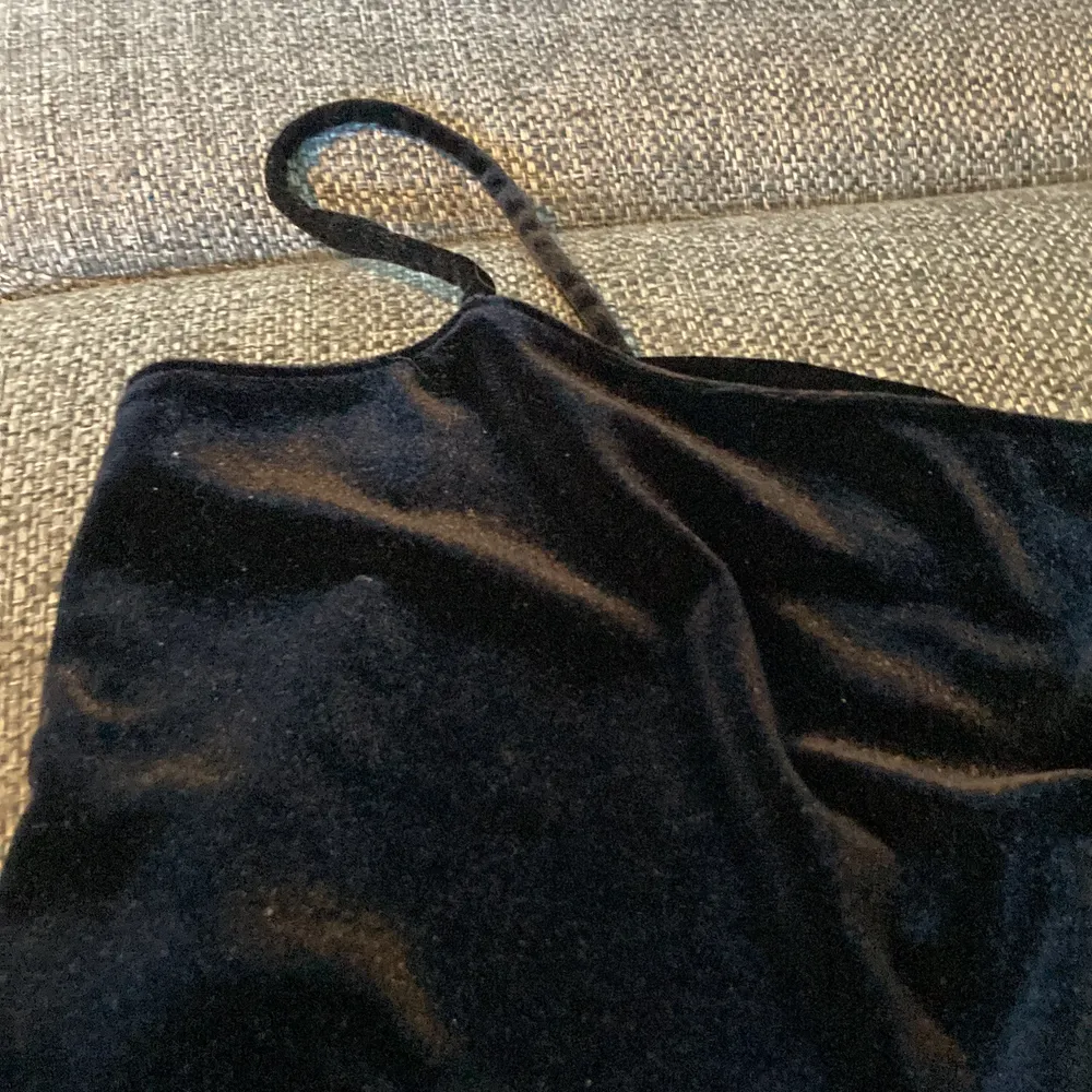 Ett svart linne i sammet från Gina tricot.   Köparen står för frakten. Toppar.