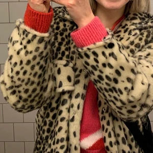 Malene Birger jacka/kappa - Äkta Malene Birgerjacka/kappa i leopardmönster. Jackan går ner till mitten av rumpan ungefär. Storlek står ej, men uppskattningsvis är det S/36! Passar perfekt nu på hösten, men säljer pga använder för sällan! NYSKICK: Ca 2000kr.