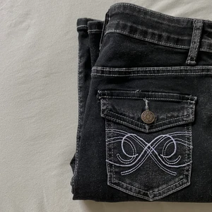 Utsvängda svarta jeans. - Jag är 167 och de är lite korta på mig.