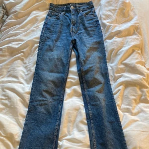 Jeans - Jeans från H&M. I strl 32. Sparsamt använd. Nypris: 399kr Mitt pris: 120kr Vid en snabb affär kan priset diskuteras 💸 Kan mötas i Tyresö eller skickas. Frakt kan tillkomma! 