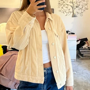 Manchester-jacka - Jacka i manchester-material från Urban Outfitters med lite oversized passform. Använd men i bra skick :)