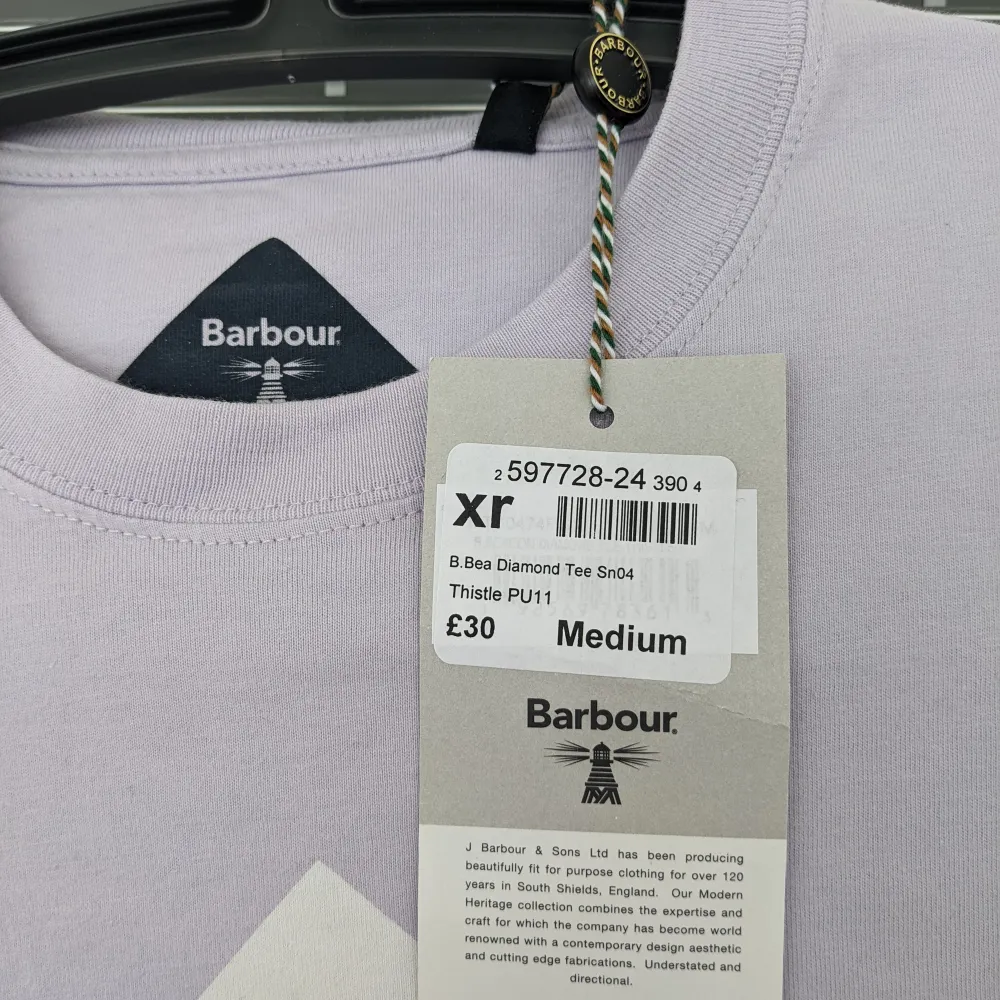 Säljer en helt ny t-shirt från märket Barbour med tags kvar. Inköpt i London men aldrig kommit till användning.. T-shirts.
