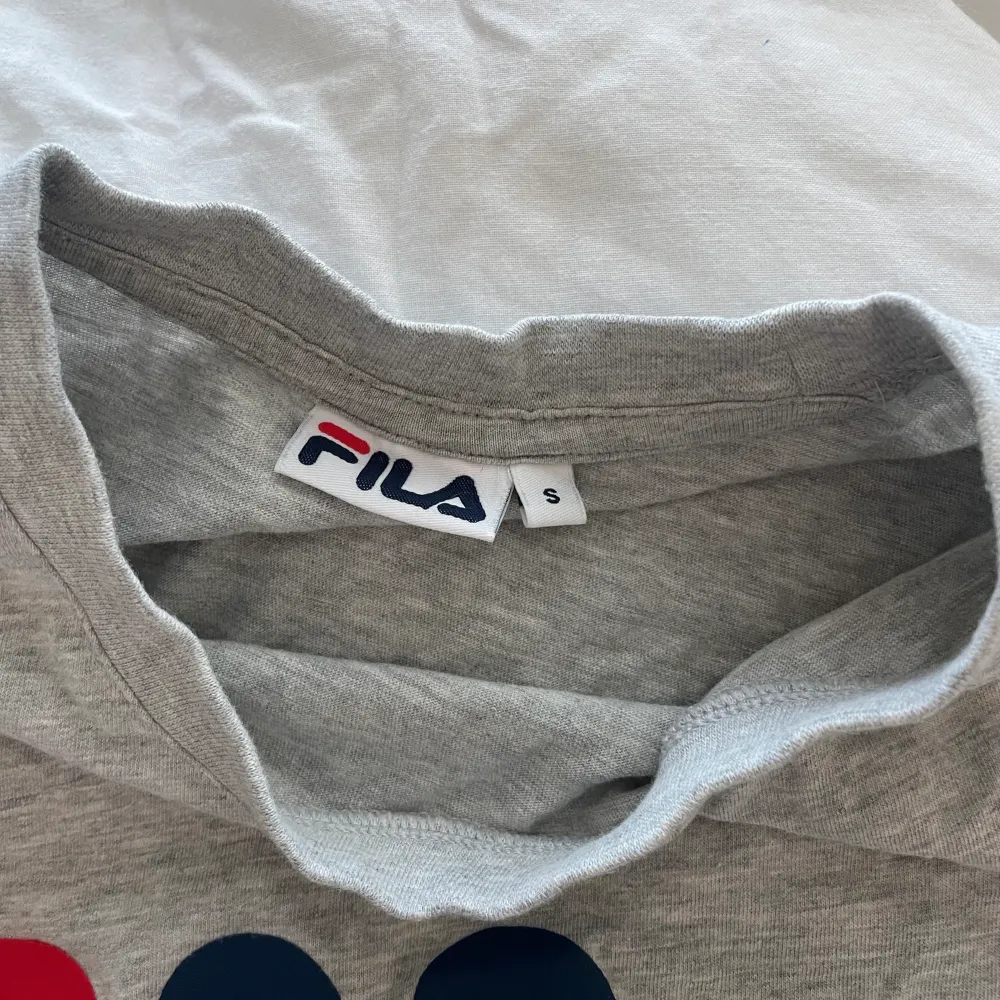 Snygg grå t-shirt från Fila som tyvärr inte kommer till använding 💛 Säljs till högsta bud.. T-shirts.