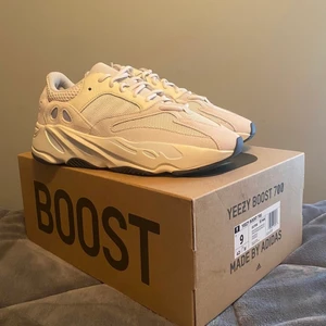 Yeezy boost 700 analog - Säljer mina yeezy 700 analog, helt oanvända. Kvitto från sns samt allt og medföljer. Hör av er för mer bilder eller om ni undrar något😄
