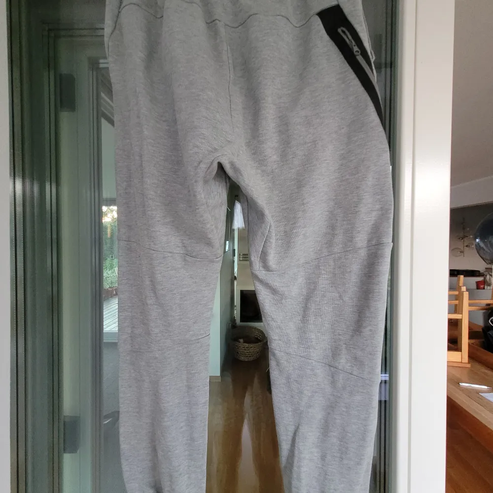 Nike grå.  sweatpants, gymbyxor storlek 158-170.  Bra skick. . Jeans & Byxor.